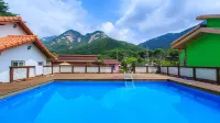 Fortune Lake and Pine Pension - سبا