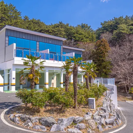 Geoje Sikpungjae Отели рядом с достопримечательностью «Скала Синсондэ»