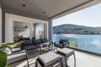 Beachfront Luxury Villa - balcony