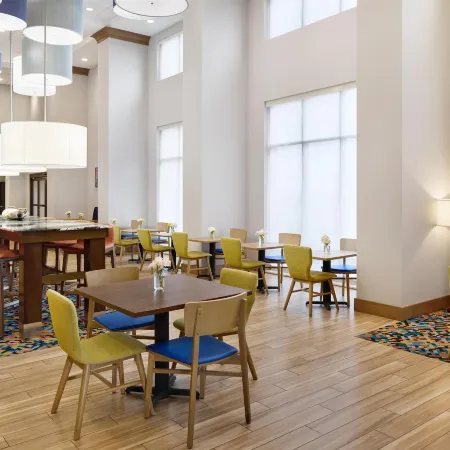 Hampton Inn & Suites Syracuse-North (Airport Area) Отели рядом с достопримечательностью «Конгресс-центр The Oncenter»