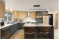 Zen Den - 10 Minutes To Autzen & Downtown 2 Bedroom Home
