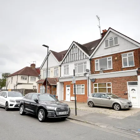 Charming Burnt Oak Retreat Отели в г. Барнет