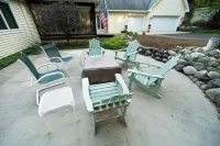 Large house on beautiful lake, adjoins Sleeping Bear Dunes National Lakeshore - Wifi