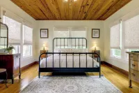 Spacious Lake Placid Retreat w/ Gorgeous Views! - Parkering