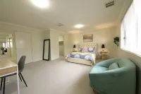 Newly Modern Home for Big Group Near SC - Pensionaatit
