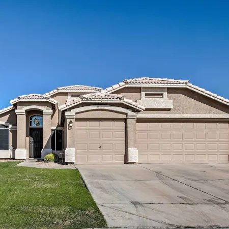 Outdoor Kitchen, Heated Pool: Gilbert Retreat!