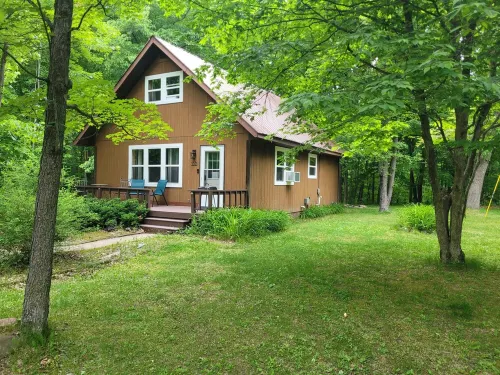 Little house in the woods but only 5 minutes from town! - 3-Star