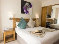 كريستال هوتل آند سبا Hotels near كروستيه