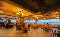 Cuu Long Hotel - parking