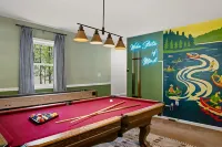 Sleeps 10 Sauna Hot Tub Arcade Firepit - 3-Star