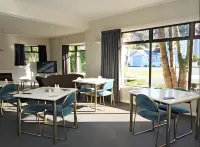 Champers Motor Inn - parking