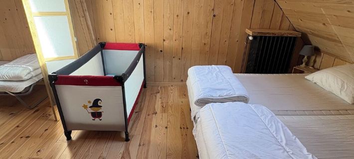 Accommodation. 3 Bedrooms. 2 Bathrooms. Sleeps 6/7. Private Garage. Hotéis em Le Mont-Dore