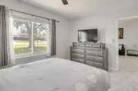 Large Yard, Porch! Pet-friendly Home in Palm Bay - Homestays