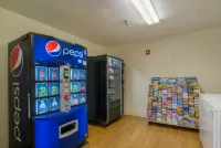 HomeTowne Studios by Red Roof Denver - Glendale/ Cherry Creek - parking