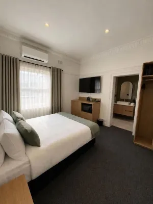 Tourist Hotel Queanbeyan - Kitchens