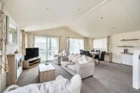 2 Bed Caravan - Sleeps 6 - Pets - Pool - Parking - Villas