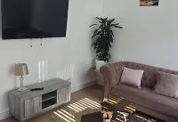 Oldham 4-bed House, Sleeps 4 With Parking - 3 estrellas