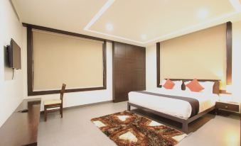 a modern bedroom with a large bed , brown and white bedding , and a rug on the floor at Hotel Bella Vista