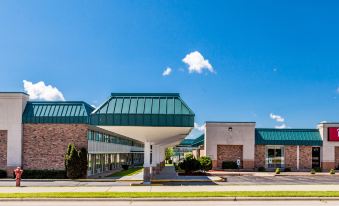 Red Roof Inn & Suites DeKalb