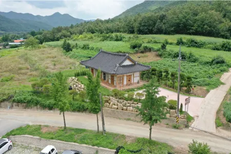 Andong Song GYE Heon Hanok Stay Отели рядом с достопримечательностью «Byeongsanseowon Confucian Academy»