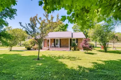 New- Tranquil & Gorgeous Countryside 3Br/2Bath Home on 1 Acre - 20 Min from Nashville! Hotels in Franklin
