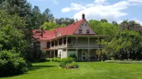 Hummingbird Inn Hotels near Devils Backbone Brewing Company - Outpost Tap Room & Kitchen