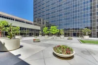 Hilton Los Angeles Airport Hotel dekat California African American Museum