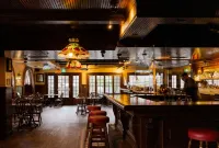 DoubleTree by Hilton Hotel & Suites Victoria - bar