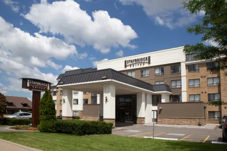 Staybridge Suites Toronto - Vaughan South Отели рядом с достопримечательностью «Кортрайт Сентр фор Консервейшен»