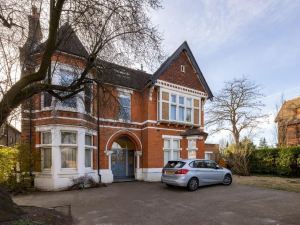 The Ealing Escape - Elegant 2Bdr Flat with Parking