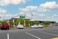 Quality Inn and Conference Center Tampa-Brandon - Park Yeri