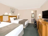 Howard Johnson by Wyndham Downtown Kamloops Отели в г. Камлопс