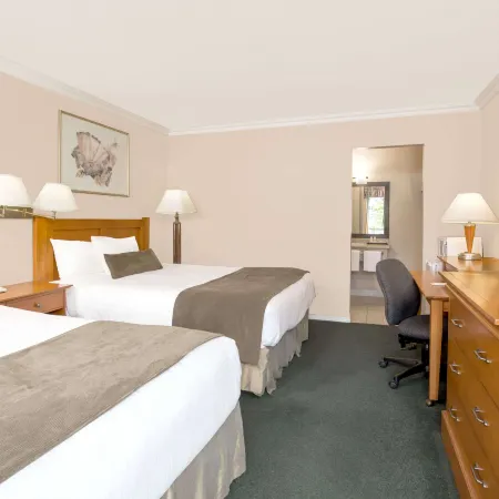 Howard Johnson by Wyndham Downtown Kamloops