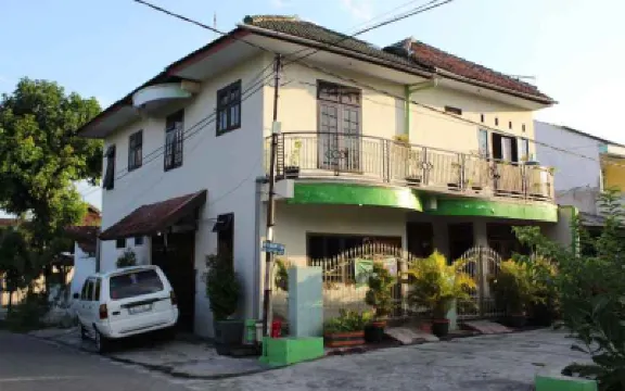 Comfort Room at Guesthouse Tirza 鄰近Bukit Sewu Sambang的酒店