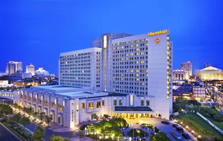 Sheraton Atlantic City Convention Center Hotel Отели рядом с достопримечательностью «Hard Rock Giant Guitar»