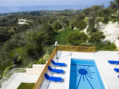 Holiday House for 8 Persons, with Swimming Pool Hotel di 