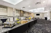Ramada by Wyndham des Moines Airport Hotels in Де-Мойн