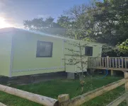 Glamping Hut - Sleeps 2, Hot Tub & Parking - Homestays