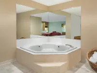 Days Inn by Wyndham Wooster - Hot Tub