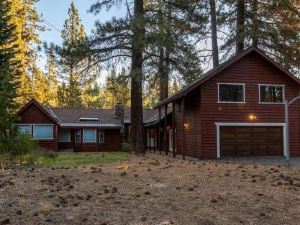 Tennenbaum by AvantStay Classic Cabin in Tahoe Vista - Walk to the Beach