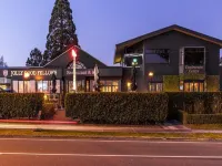 Twin Peaks Lakeside Inn