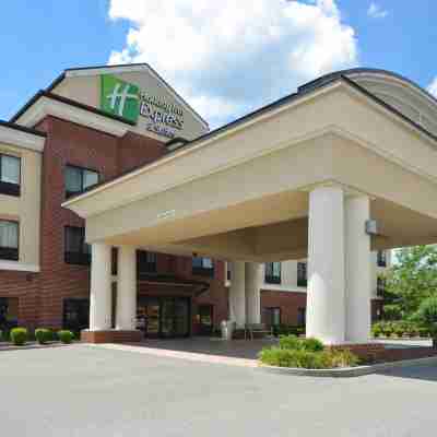 Holiday Inn Express & Suites Fairmont Hotel Exterior