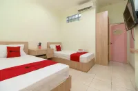 RedDoorz Syariah @ Cinere Depok Các khách sạn ở Cinere