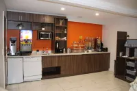 Howard Johnson by Wyndham Downtown Kamloops - พร้อมWifi