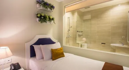 Amalfi Hotel Seminyak Отели рядом с достопримечательностью «Бамбак Парк Виллас»