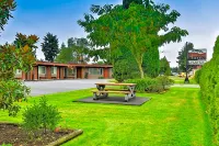 Arbutus Grove Motel - parking