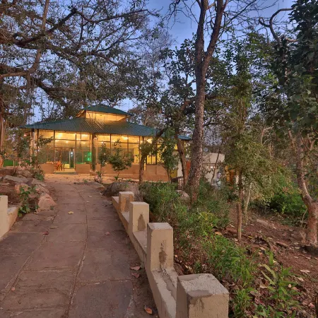 Bison Retreat - Pench