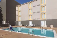 La Quinta Inn & Suites by Wyndham Atlanta Airport South - Pool