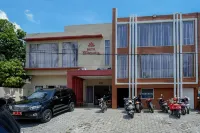 RedDoorz @ Hotel Grand Aulia Majene Hotels near Museum Mandar Majene