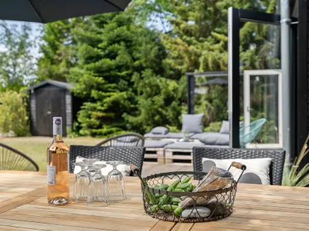 "Edin" - 400m from the Sea